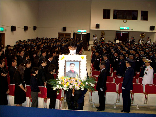 고 김도현 소령의 영전이 영결식장 안으로 들어오고 있다. 